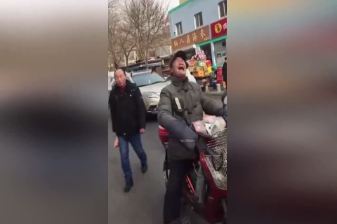 天津街头放军歌 大爷动情跟唱有故事