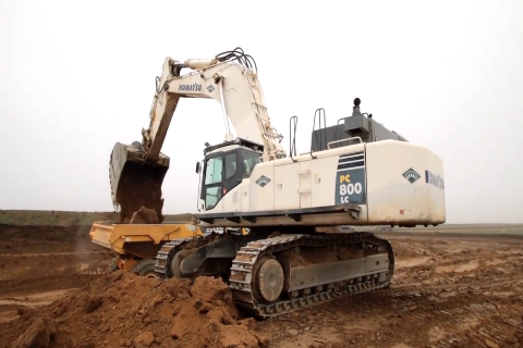 白色小松挖掘机悠闲装车,推土机在旁边打酱油,月薪双双破万!