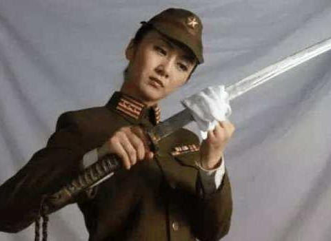 侵华日本女军官英姿飒爽? 别被神剧骗了, 哪里来的女军官_新浪新闻