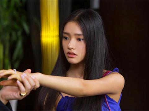 林允素颜现身机场被拍,有网友评论说比我还丑!|林允|素颜|网友_新浪新闻