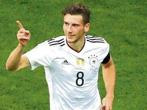 德国中场指挥官引众豪门疯抢 天赋出众连犯规