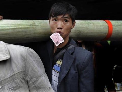 打工小伙倒地无人管,老太太救了他一命,小伙走时喊了她一声娘