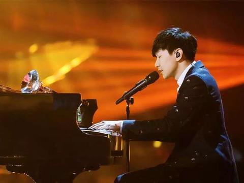 跟周杰伦齐名的歌手，暗恋一人超十年，拥有豪门家族却坚持做音乐|林俊杰|周杰伦|歌手_新浪新闻