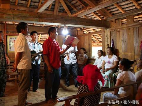 想不到偏远澜沧江畔还有拉枯族教徒做礼拜|教堂|教徒|拉祜族|基督教|牛皮_新浪新闻