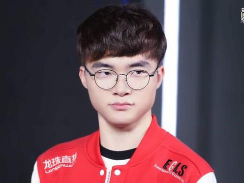 Faker抱男粉丝比抱妹子还开心 到底是恩静还是