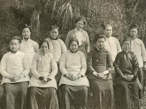 外国人拍摄的珍贵清末老照片:穿满族服饰的外国人真是太少见|外国人|珍贵|满族_新浪新闻