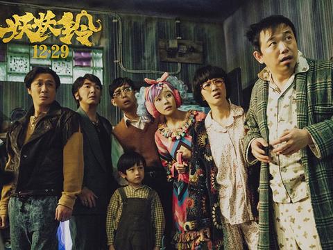 洪兴十三妹已经52岁,她执导的第一部电影,这些致敬梗你都懂吗?|致敬|吴君如|古惑仔_新浪新闻