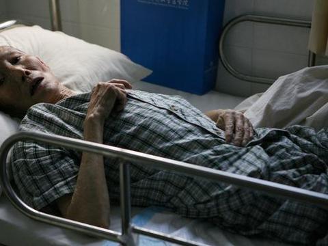 父亲病重,姐姐拒绝照顾,弟弟给了一套房,态度180度大转弯