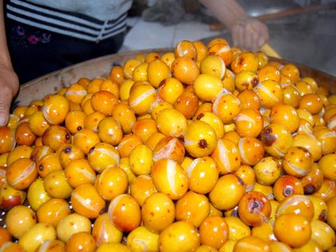 这种食物你见过吗?吃剩下的果核还可以做成手串|果核|手串|果子_新浪新闻