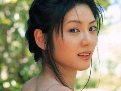 实拍: 刘怡君穿紧身衣, 昂首挺胸下身有型 网友: 黑黑的是什么