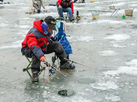 河面上的冰钓人光看就瑟瑟发抖 好担心冰层破了|钓客|马扎|冰雪_新浪新闻