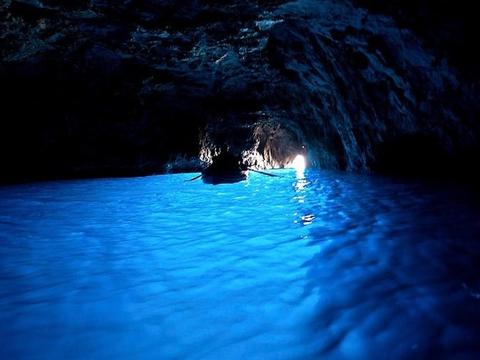 神奇 的海眼,人们 称之为 蓝洞.