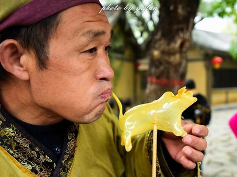 民间吹糖人,十秒吹出一头牛,20元一个,月入万元