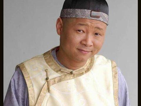 48岁矮挫丑娶小16岁美妻,竟带她去养鸡,6年后千亩庄园暴富