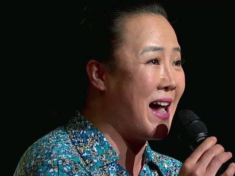 2005年正月初五,孙立荣终于成为赵本山的第一个女徒弟.