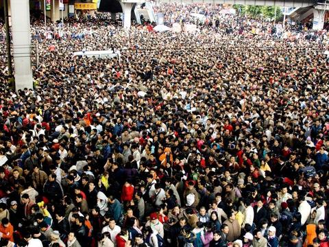 广州车站春运时游子回家画面，人挤人的，看着都累，回家好难！|广州|游子|画面_新浪新闻