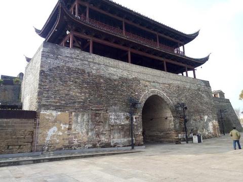 衢州老城墙,珍贵得需要用玻璃框起来保护了!|古城墙|历史文化街区|衢州|水亭|城墙_新浪新闻