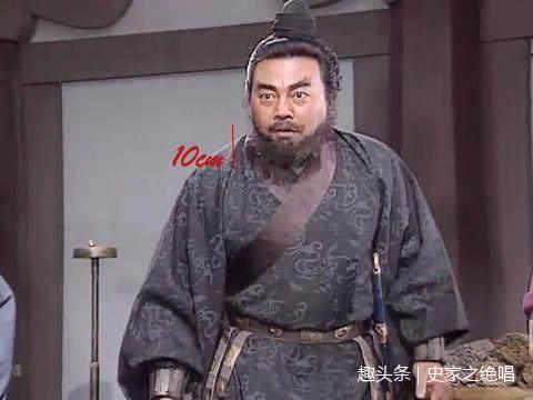 关系,关羽吓唬曹操说他三弟张飞在百万大军中去上将首级如探囊取物