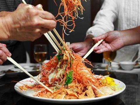 新加坡的捞鱼生被认为“糟蹋食物”,你咋看?|新加坡|食物|鱼生_新浪新闻