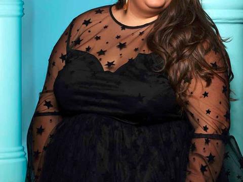 胖女子被嘲笑永远找不到男友,如今则因肥胖身材成时尚模特