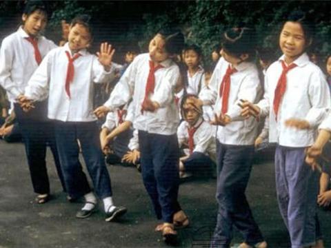 镜头下!80年代拍摄的中国日常:温馨,图8的话一点没错!|年代|拍摄|中国_新浪新闻