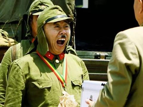 影视剧中的日本鬼子,为什么都在鼻子下留一撮方形小胡子?_新浪新闻