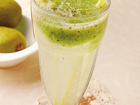 来试试这款奇异果苏打水 自己做的放心喝 健康又营养