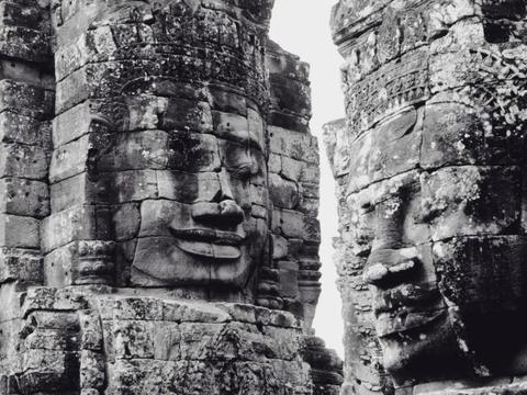 这些人面石头随着光照变化, 面容表情也会变化, 建于一千年前