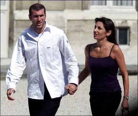 德国国家格罗斯克洛伊茨则更加悲催,他的女友卡罗专门为他订制了16条