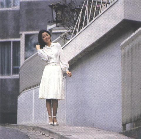 「邓丽君」若她年过花甲, 是否依然一袭白裙, 明眸善睐?