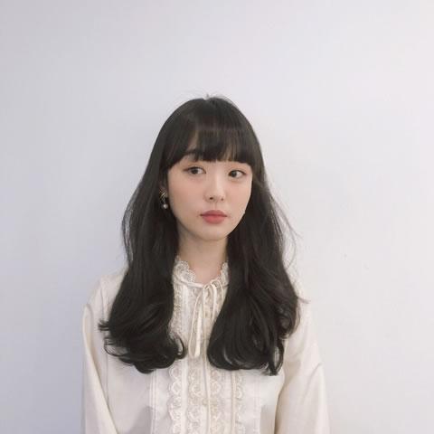 那些零碎发尾的发型已经out了,这种平脚收尾的发型今年很流行.