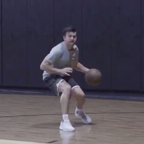 犹豫步,让防守者无法准确判断你的动向!篮球技