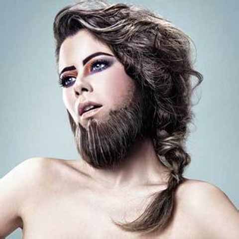 这才是女汉子,美女子脸上长满胡子,男友却称很美丽