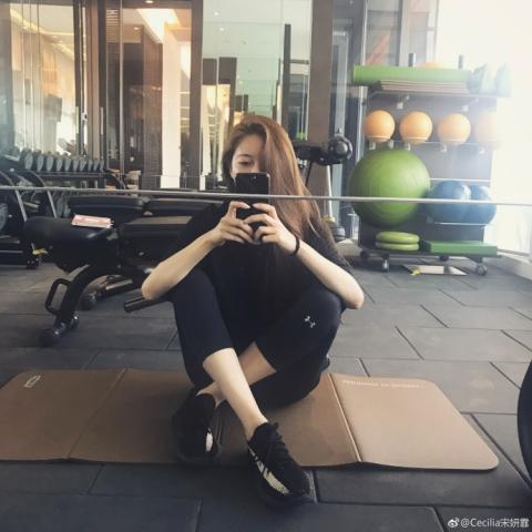 宋妍霏自拍晒马甲线性感腹部诱惑力感人