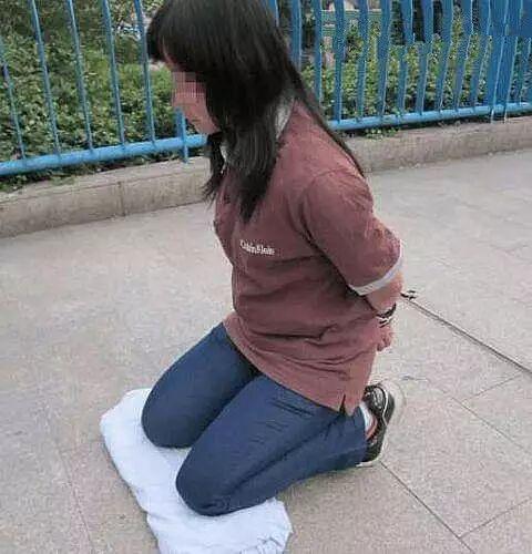 三八节,女子跪在小区门口给老公道歉,邻居却说不能同情