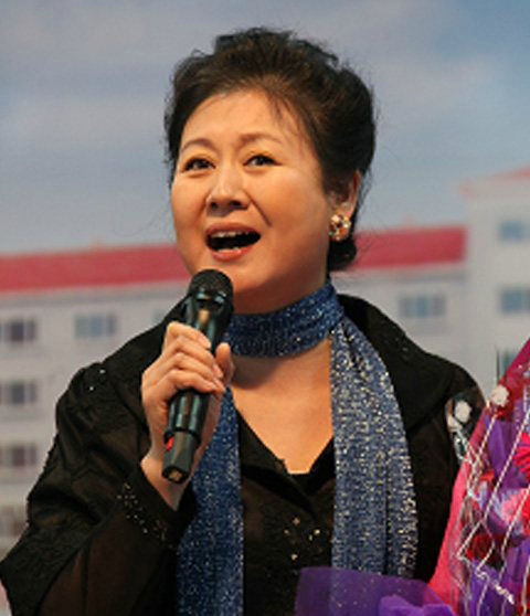 本山之外,他的一个女搭档也消失在舞台上,她就是登过5次春晚的黄小娟