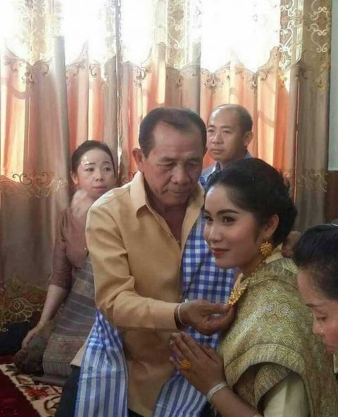 老挝20岁女大学生嫁给70多岁的老头