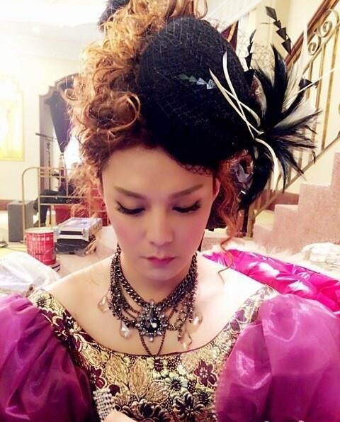 刘欢微博自嘲女装造型,贾乃亮尹正凑热闹,网友:你俩女装更辣眼