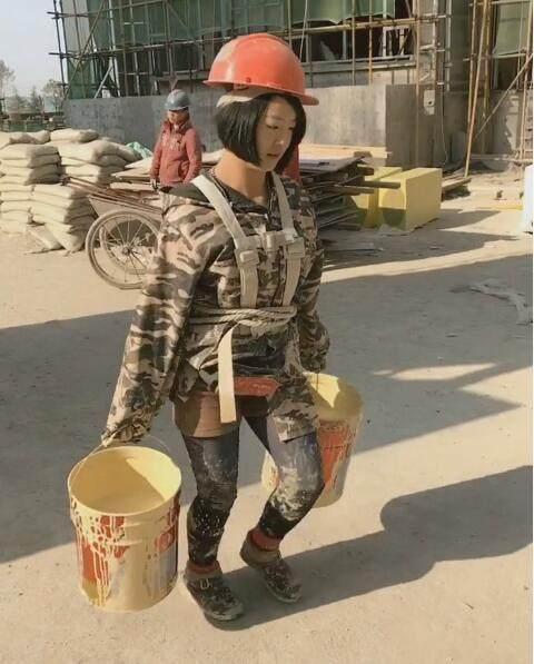 工地上来了一位女同事,用油漆来刷墙,是她的最拿手的工作!