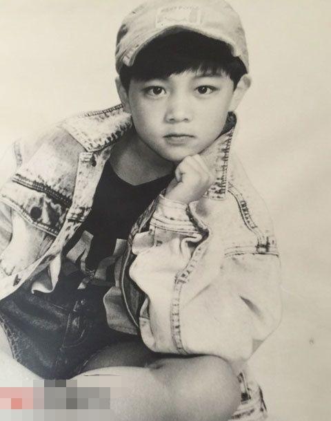 一九八七年出生,小时候曾在艺校学习过,而当时还与孙俪及严屹宽是同学
