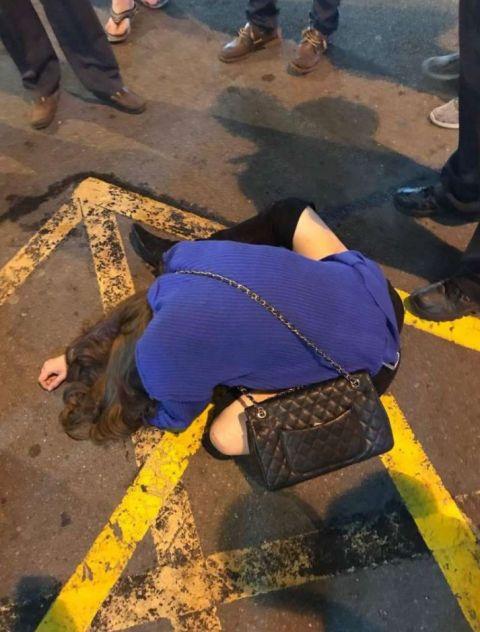 晚上女孩衣衫不整摊在街头看到她身上的伤痕却遭路人纷纷唾弃