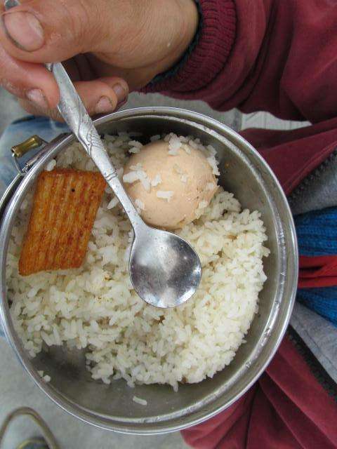 孩子们的午餐,辣条下饭村小设有1-3年级,55名学生,几乎是留