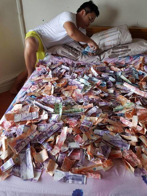 夫妻俩一年省下来的零花钱竟堆积如山, 像垃圾一样