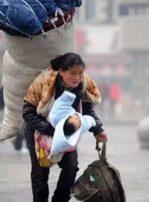 肩上扛着的是生活,手里牵着的是未来,网友:女子本弱,为女则刚