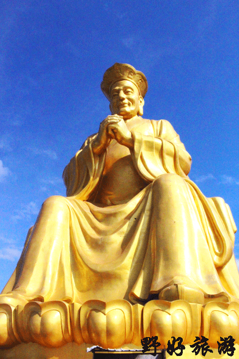 野好旅游清流的定光佛为铜塑建筑,全身上下金光闪闪,大佛座下的建筑