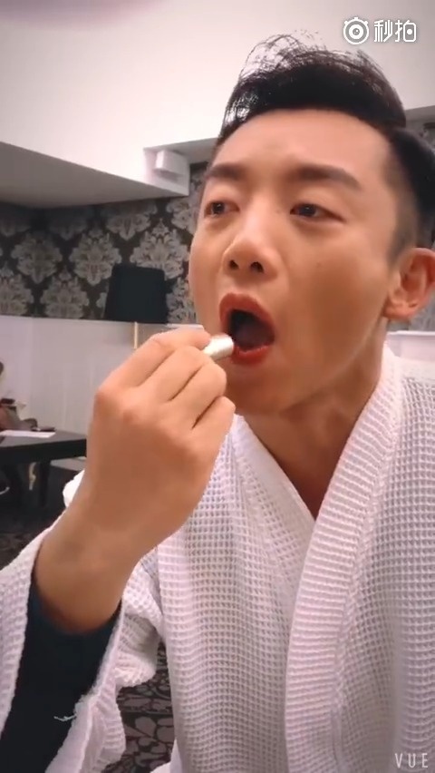 郑恺上传模仿女生涂口红后吃东西,这大嘴巴这表情太赞啦! 67