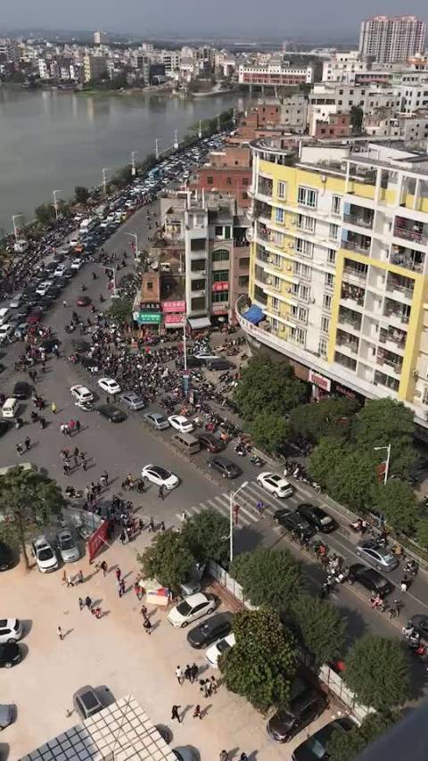 湛江爆料【吴川江心岛人挤人 你也堵在路上吗?】 过年那些事儿