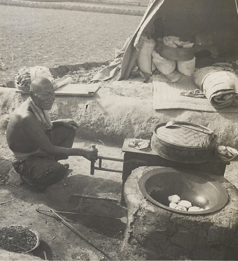 民国农民生活百态稻田里插秧的农夫农闲时编苇席的农妇