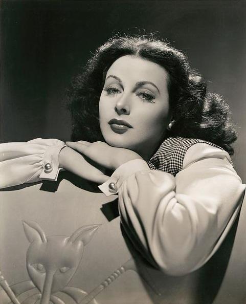 的父亲是银行家,母亲是钢琴家从小就在豪门长大的她受到了最好的教育