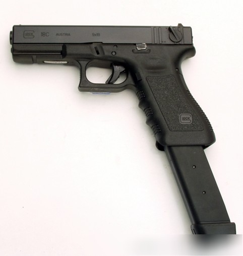 采用双排弹匣的格洛克18手枪